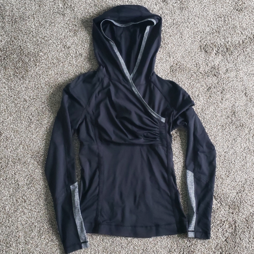 Lululemon size 6 run top